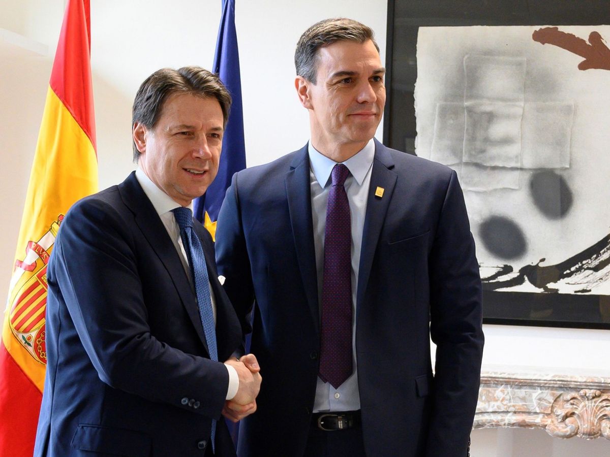 Foto: El presidente del Gobierno, Pedro Sánchez (d), saluda al primer ministro de Italia, Giuseppe Conte. (EFE)