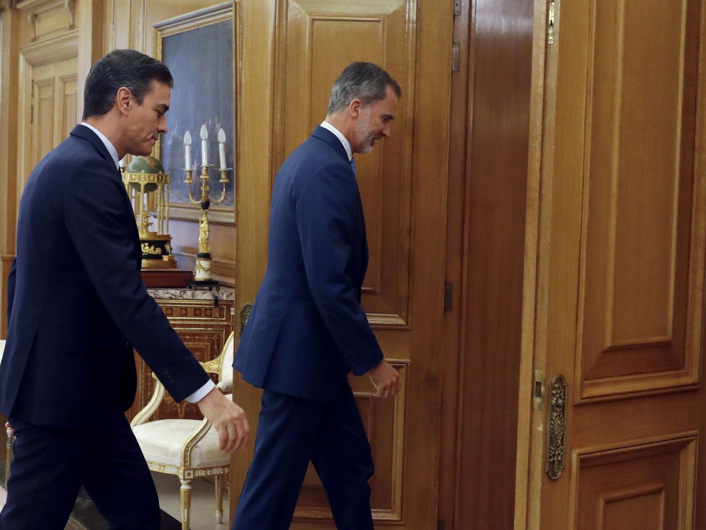 Felipe VI (d) recibe en audiencia al presidente del Gobierno en funciones, Pedro Sánchez. (EFE)