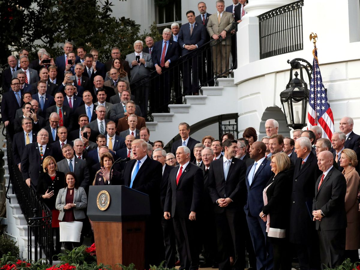 Foto: Trump celebra con congresistas republicanos la aprobación de la legislación fiscal en 2017. (Reuters)