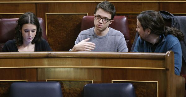 Foto: El líder de Podemos, Pablo Iglesias (d), junto a Íñigo Errejón (c) y la nueva portavoz parlamentaria, Irene Montero (i), al inicio de un pleno del Congreso. (EFE)