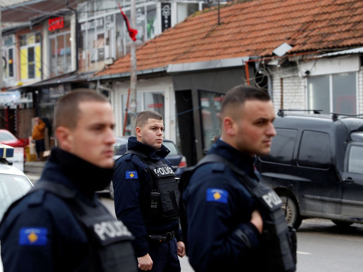 Foto: Agentas de la policía en Kosovo. REUTERS/Ognen Teofilovski