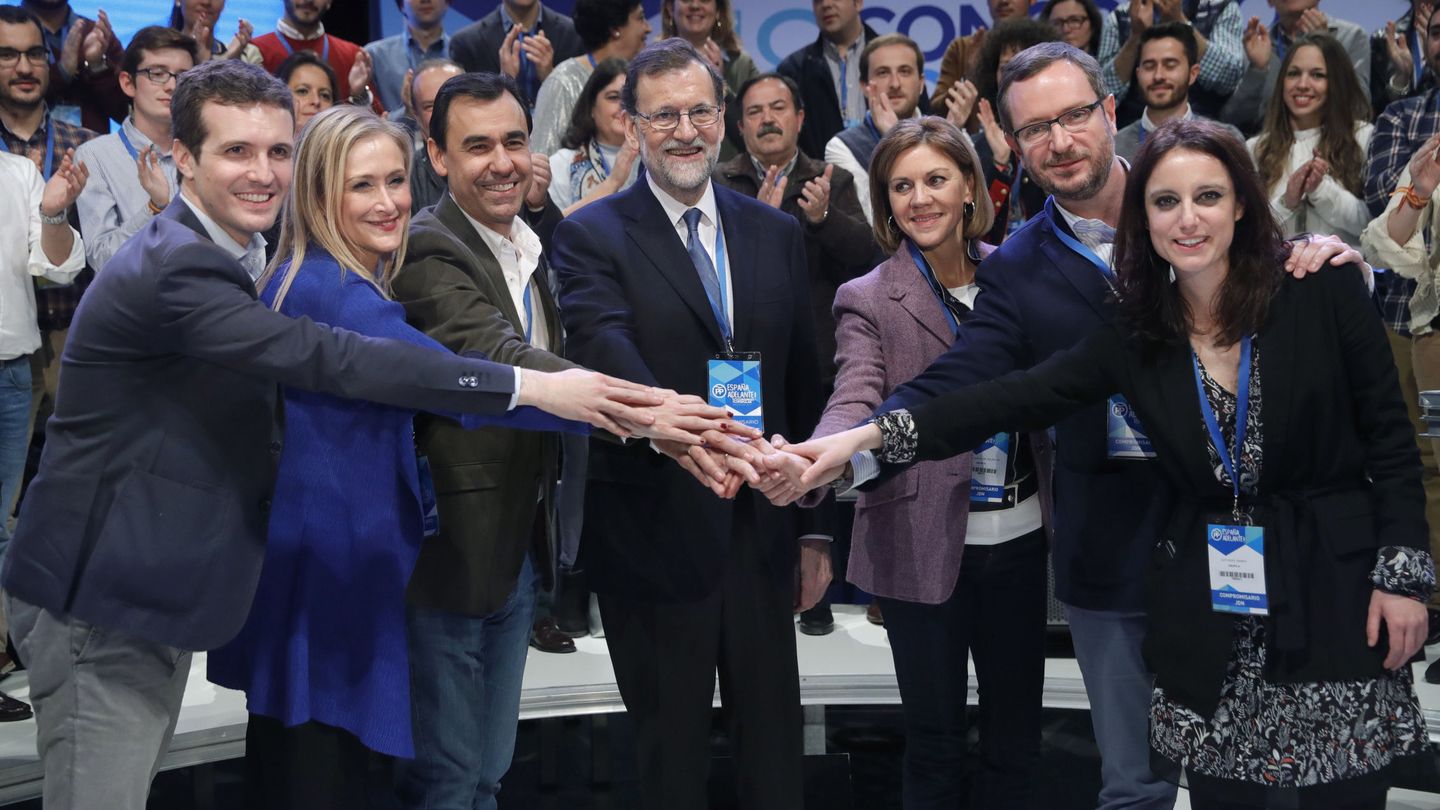 Rajoy posando junto a Cospedal, Martínez-Maíllo, Casado, Maroto, Levy y Cifuentes en una imagen de 2017. (EFE) 