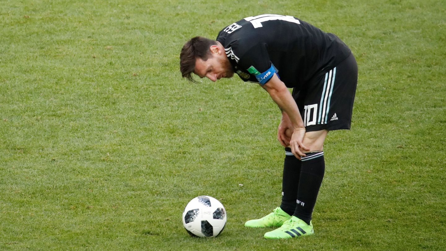 Messi, agachado, durante el partido contra Islandia. (Efe)