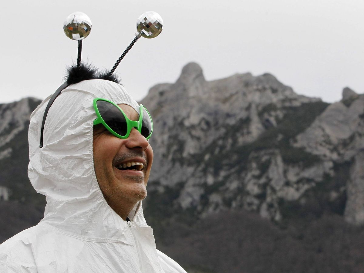 Foto: Un hombre disfrazado de alienígena (EFE)