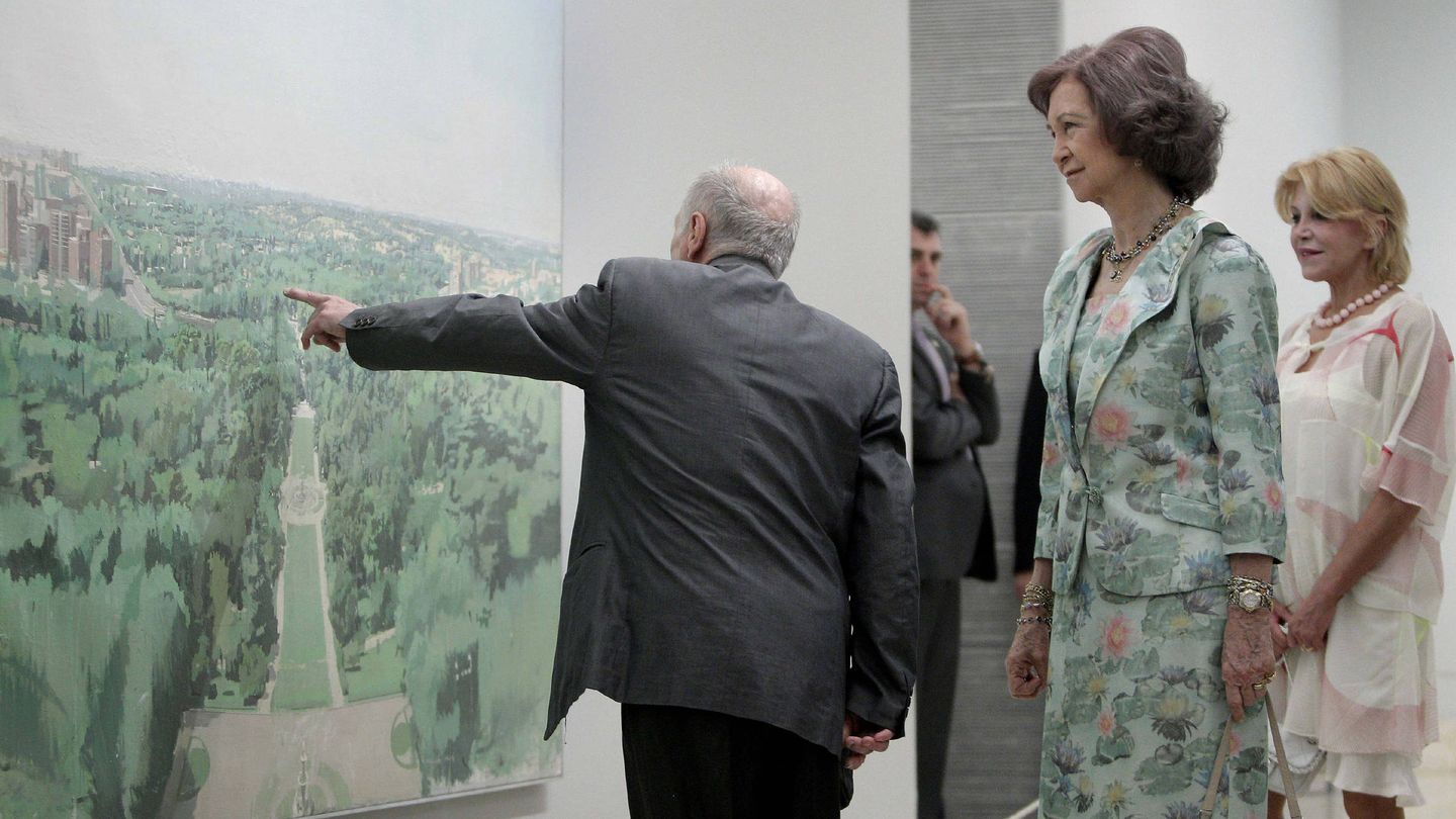 Antonio López muestra a la Reina el cuadro propiedad de Jaume Roures, durante su exposición en el Thyssen. (EFE)