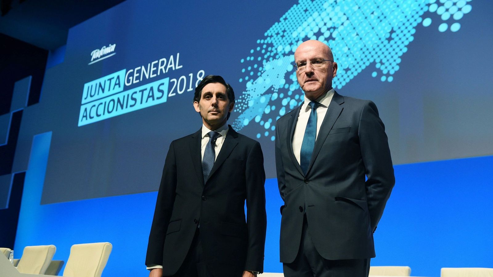 Foto: El presidente de Telefónica, José María Álvarez-Pallete (i), y el consejero delegado de la multinacional, Ángel Vilà, en la junta de accionistas del pasado mes. (EFE)