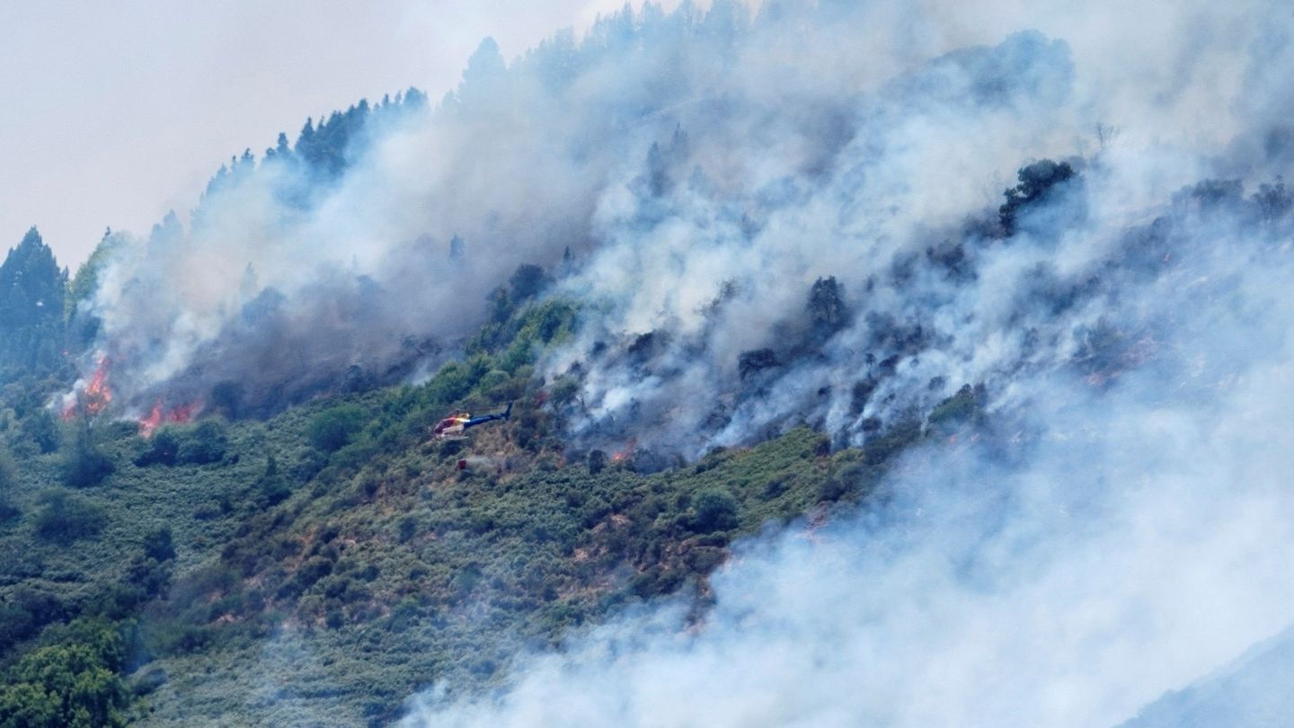 Un helicóptero trabaja en las tareas de extinción del incendio que afecta a varios municipios de la isla de Gran Canaria, como Valleseco. (EFE)