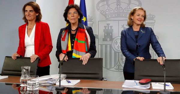 Foto: La ministra portavoz, Isabel Celaá, la ministra de Transición Ecológica, Teresa Ribera, y la ministra de Economía y Empresa, Nadia Calviño. (EFE)