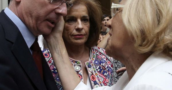 Foto: El exalcalde de Madrid Alberto Ruiz-Gallardón saluda a Manuela Carmena ante la mirada de Ana Botella. (EFE)
