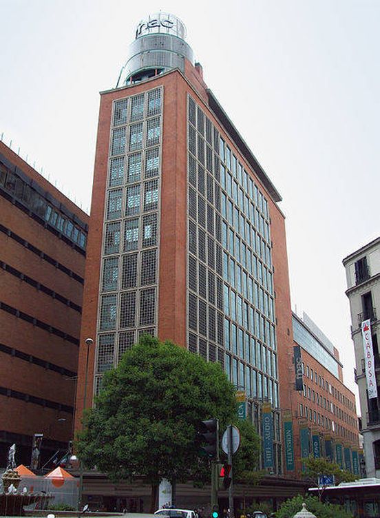 El edificio Galerías Preciados, hoy ocupado por Fnac, una obra de Soto de 1940. (Wikipedia)