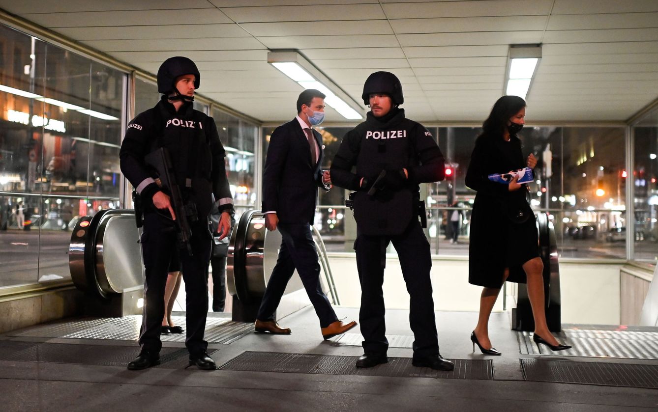 La policía austriaca, en una estación de metro cercana a la Ópera estatal de Viena. (EFE) 