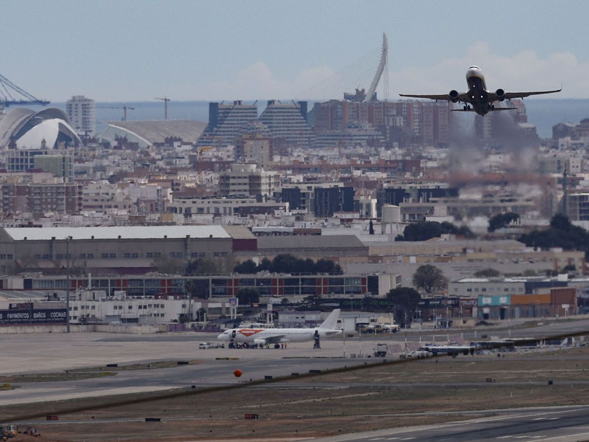 Foto: Un avión despega en el aeropuerto de Manises de Valencia. (EFE/Kai Forsterling)