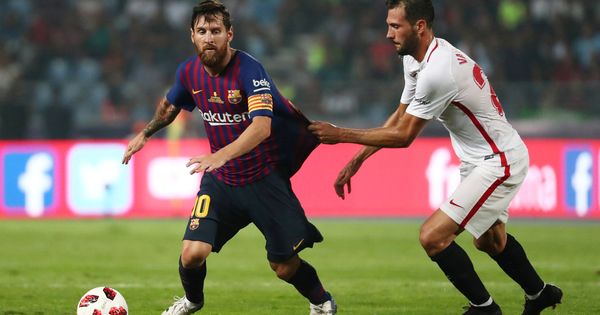 Foto: Franco Vázquez trata de parar a Leo Messi (Reuters)