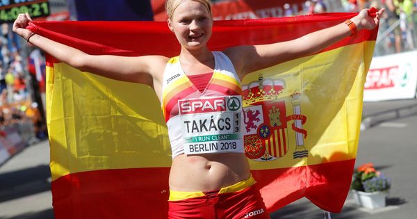 Foto: Julia Takacs posa con la bandera de España tras ganar el bronce en los 50 km marccha. (EFE)