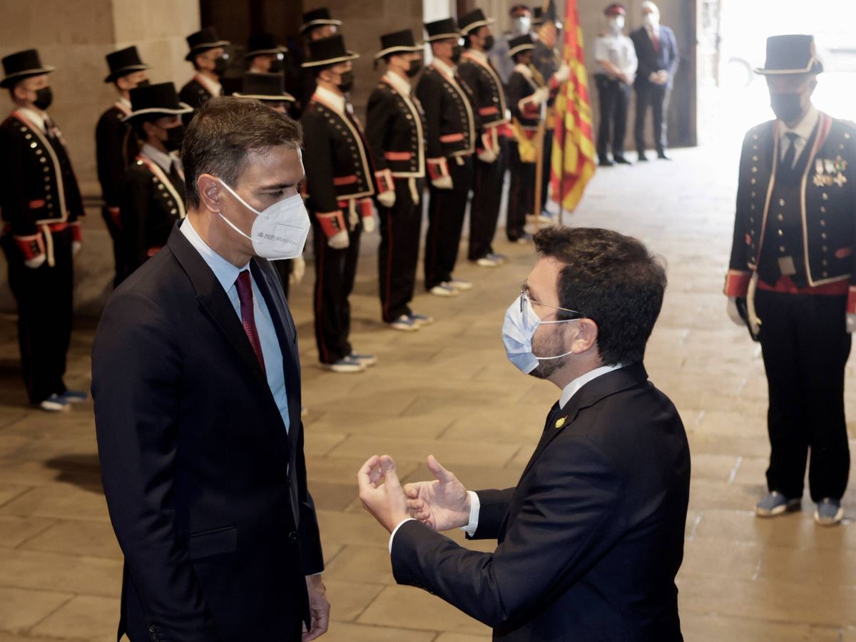 Foto: El presidente de la Generalitat, Pere Aragonès, recibe al presidente del Gobierno, Pedro Sánchez. (EFE/Quique García)