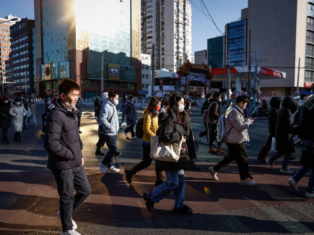 Foto: Ciudadanos chinos pasean por Pekín. (EFE/Mark Cristino)