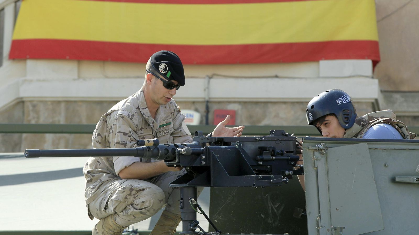 Foto: Un soldado muestra a un joven un vehículo militar en el cuartel de El Bruc de Barcelona. (EFE)