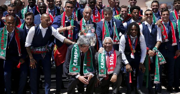 Foto: El presidente luso, Marcelo Rebelo de Sousa, y el primer ministro, António Costa, junto a su selección en la Eurocopa. (EFE)