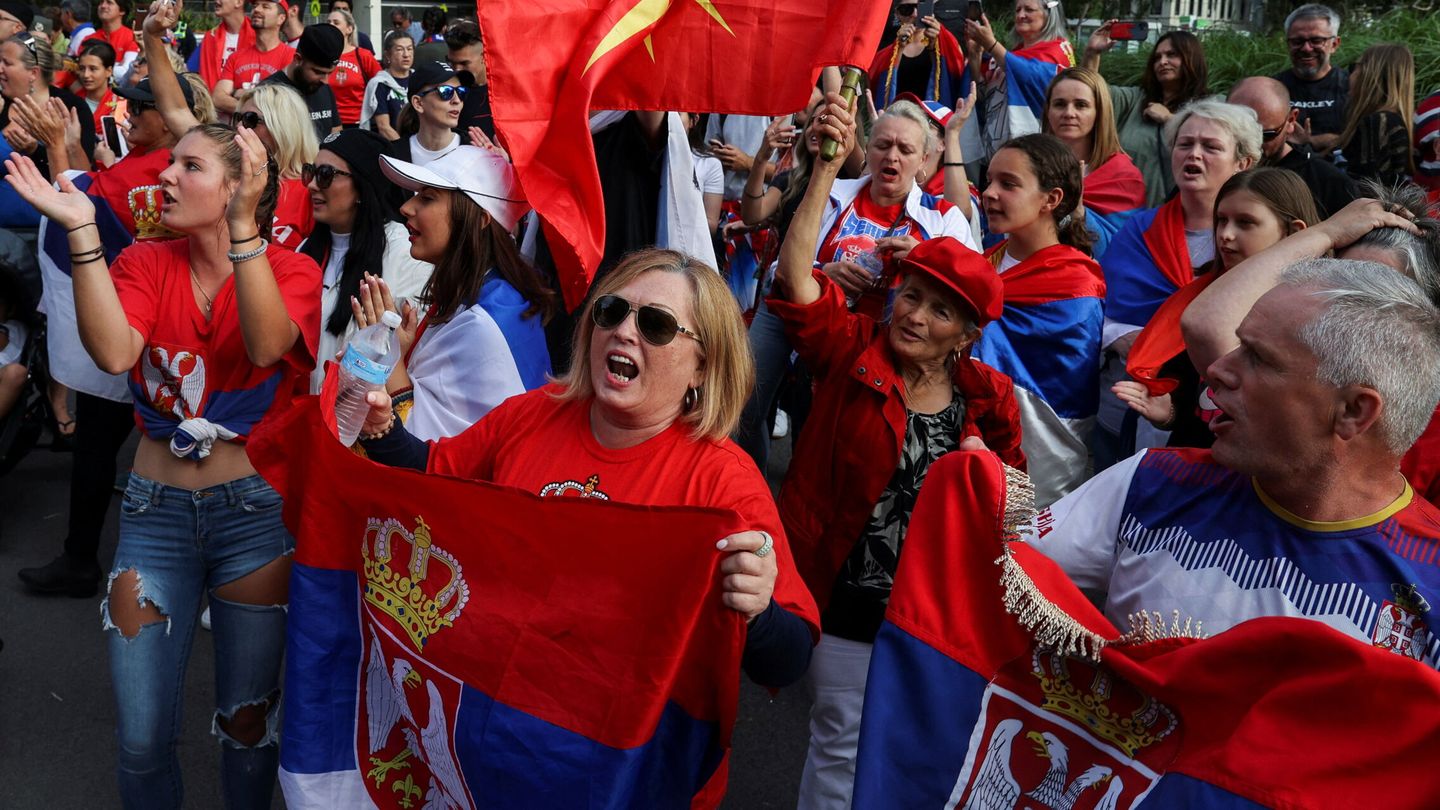 Los aficionados del serbio siguen metiendo presión a las autoridades australianas. (Reuters/Loren Elliott)