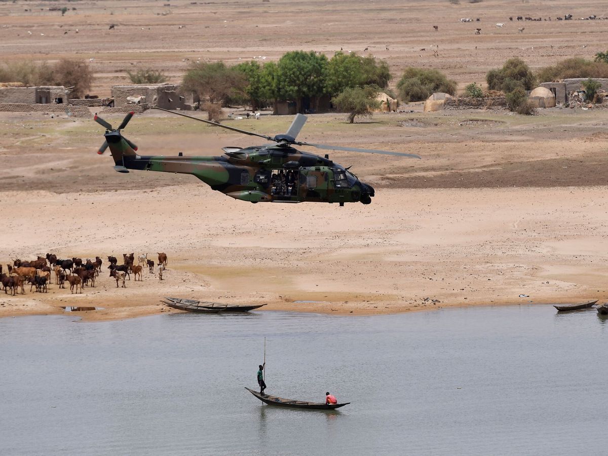 Foto: El helicóptero de Macron en Malí, en 2017. (Reuters/Christophe Petit Tesson)