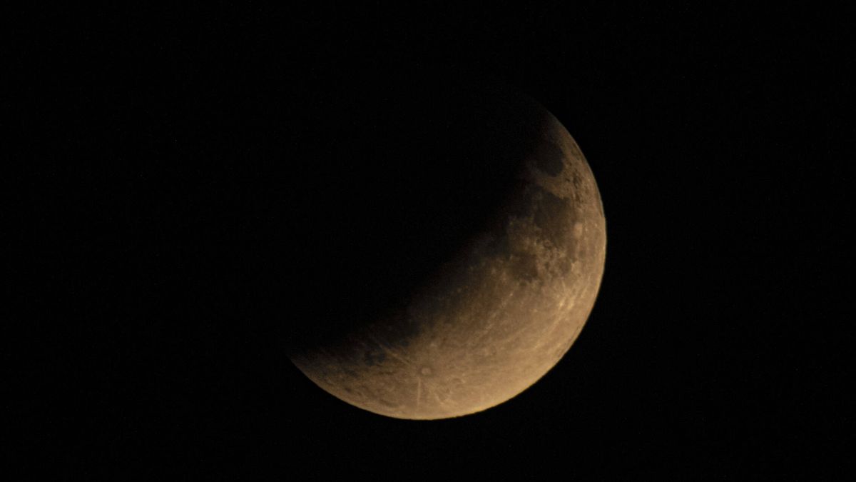 ¿Cómo y dónde ver el eclipse lunar más largo del siglo?