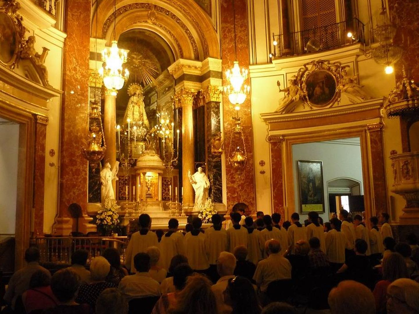 Misa en la Basílica de la Virgen de los Desamparados, en Valencia. (Pixabay)