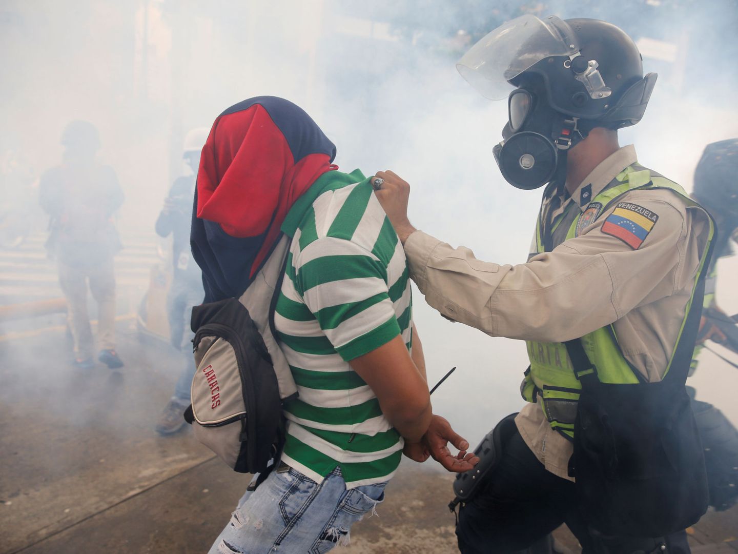 Policías detienen a un manifestante en Caracas, el 29 de junio de 2017. (Reuters)