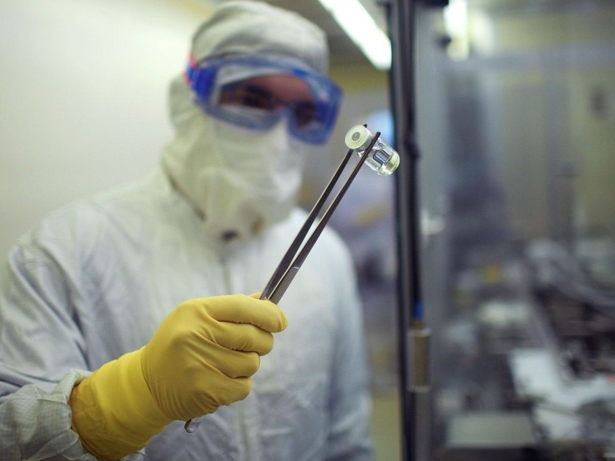 Foto: Un investigador de una vacuna contra el covid-19 en un laboratorio. (EFE)