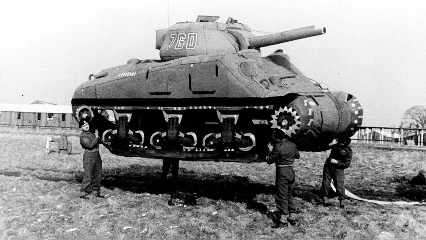 Soldados ingleses levantando un tanque Sherman inflable en Inglaterra.