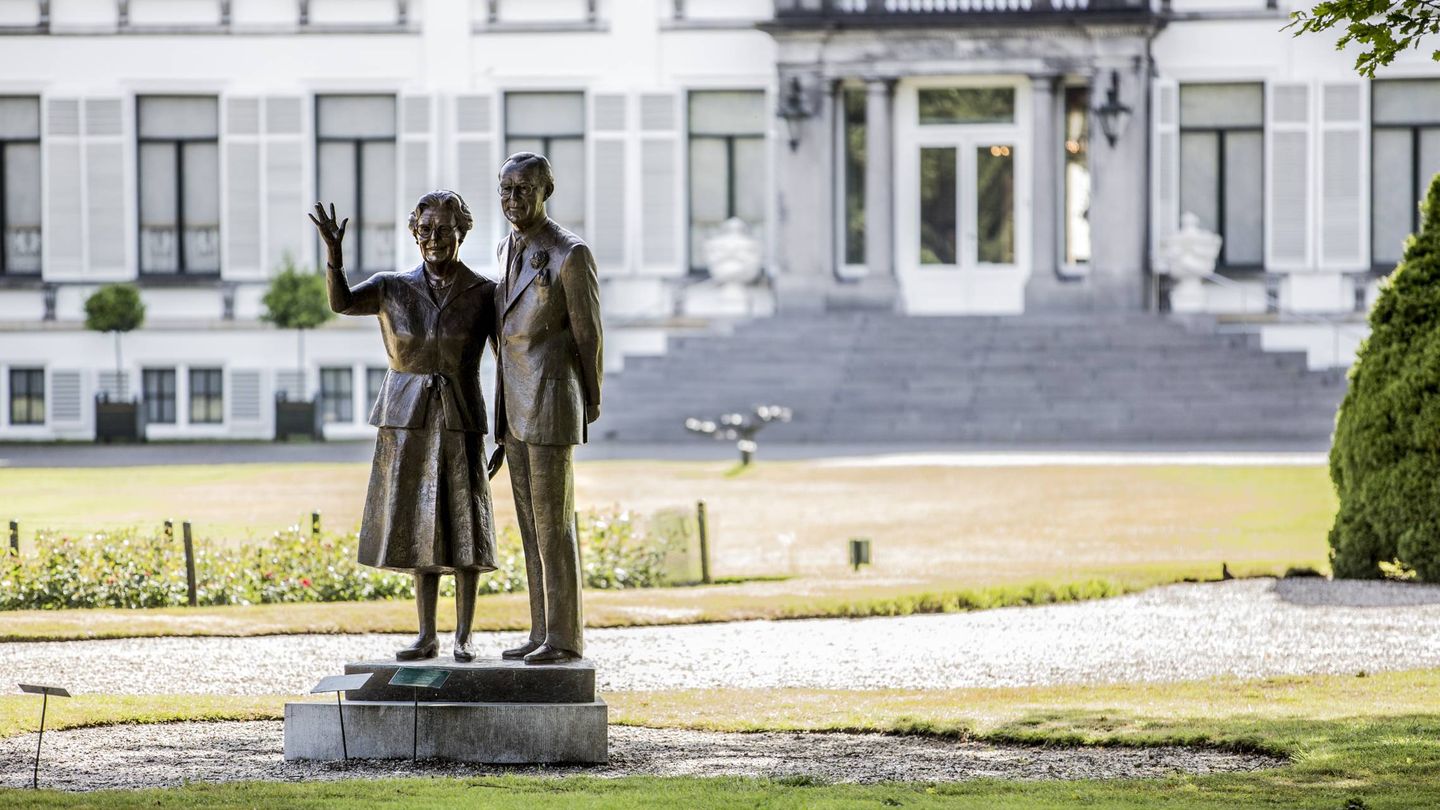 Imagen de la estatua de la reina Juliana y el príncipe Bernardo en los jardines del palacio. (Gtres)