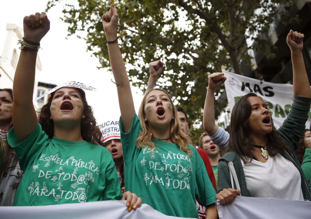 Foto: Varias estudiantes participan en una manifestación de la marea verde en Madrid. (EFE)