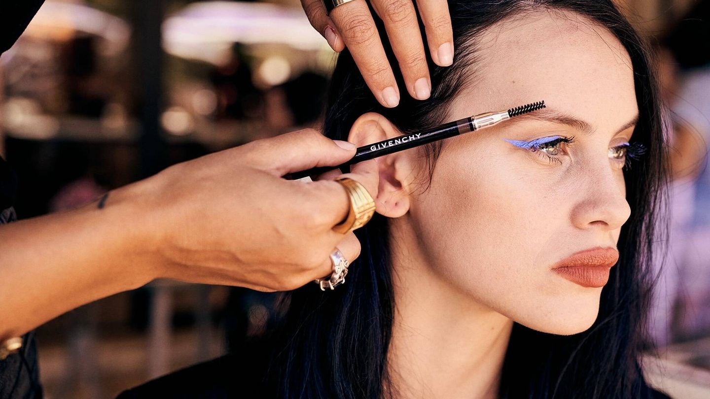 Milena Smit, con maquillaje de delineado azul de Givenchy. (Cortesía / Fotógrafo:  Andrés García-Luján)