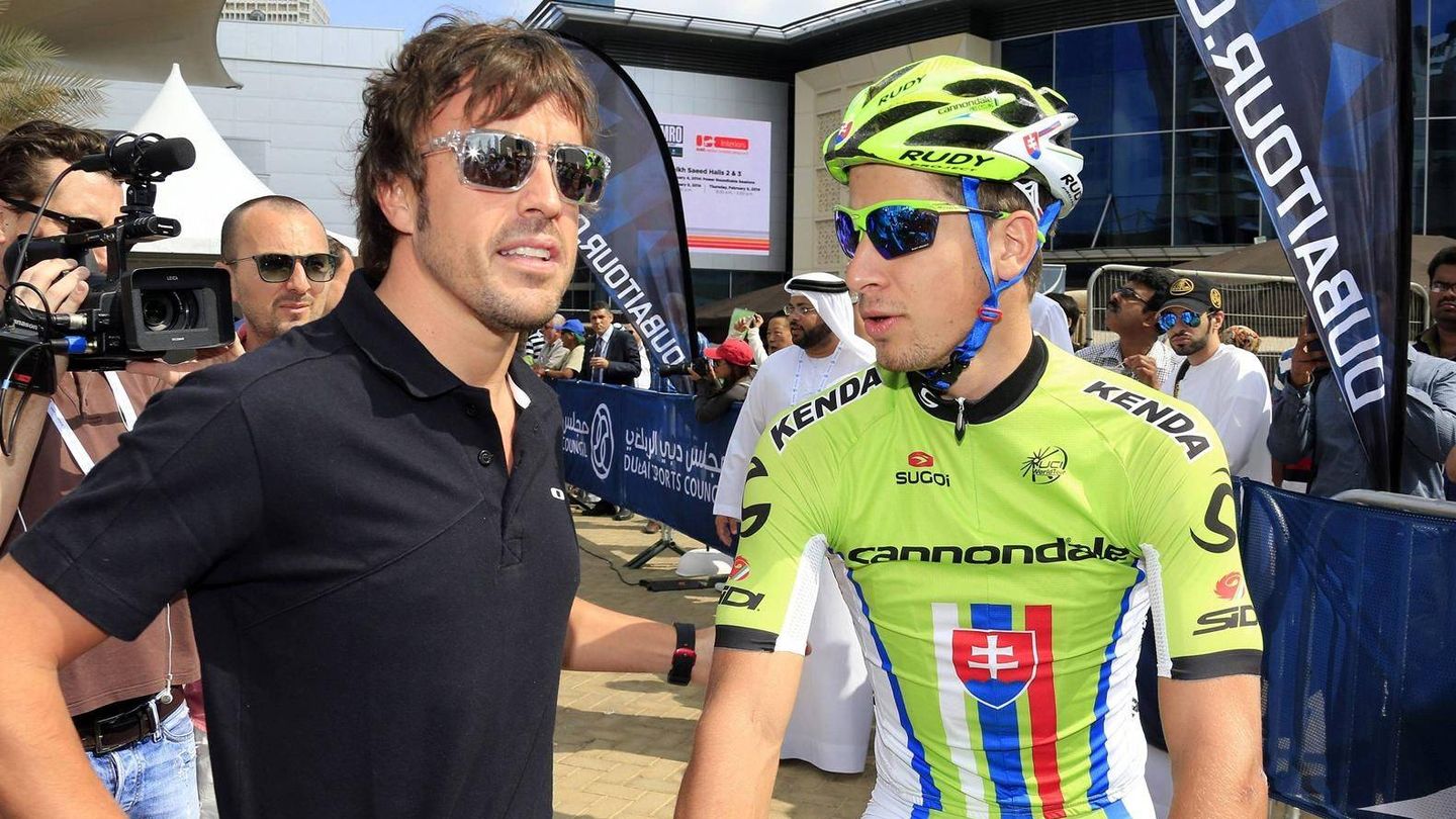 Alonso charla con el ciclista Peter Sagan, que sonó como uno de los precontratados por su equipo (Reuters)