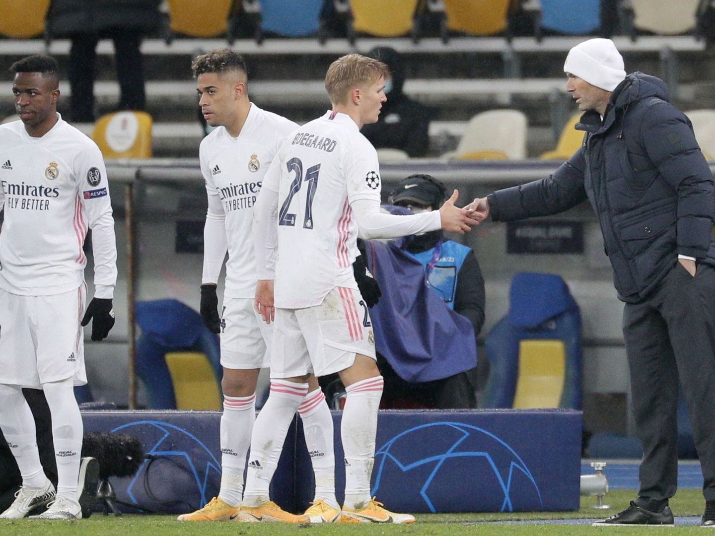 Zidane saluda a Odegaard tras sustituirle. (EFE)