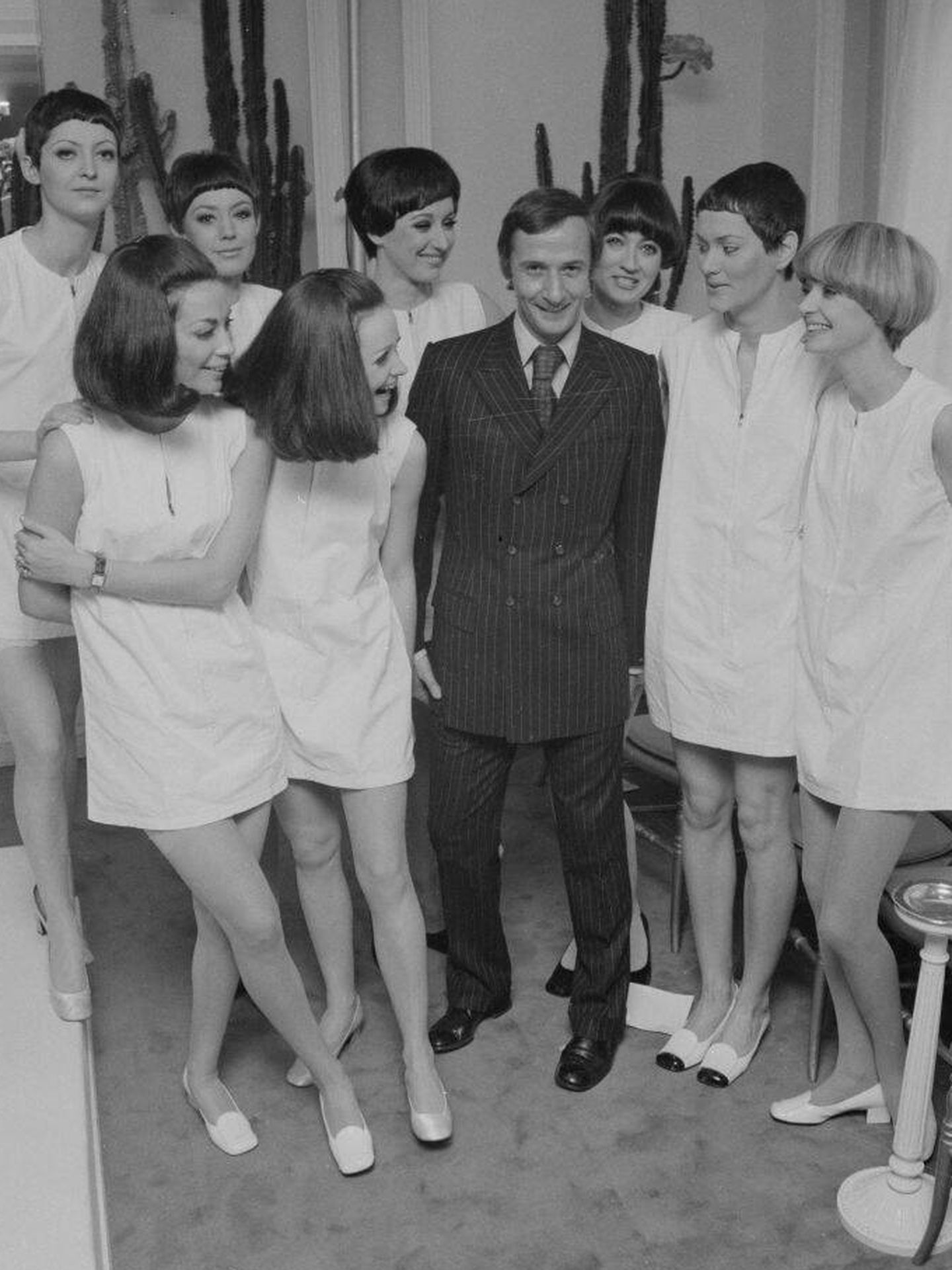 Marc Bohan, junto a sus modelos en 1969. (Daily Express/Hulton Archive/Getty/Reg Lancaster)