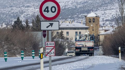 Atrapados más de seis horas en la carretera en Soria por la nieve: Estamos abandonados y sin ningún tipo de información