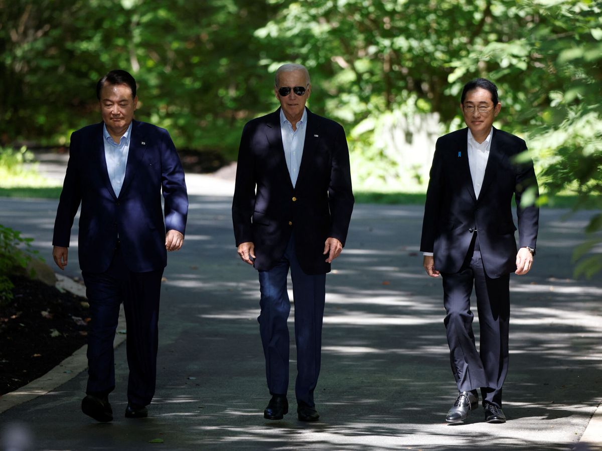 Foto: Los líderes de Estados Unidos, Japón y Corea del Sur, Joe Biden, Fumio Kishida y Yoon Suk-yeol. (Reuters/Evelyn Hockstein)