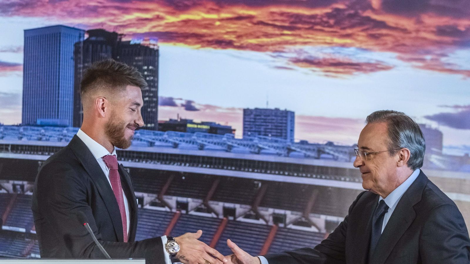 Foto: Sergio Ramos junto a Florentino Pérez, durante el acto de renovación del defensa (EFE)