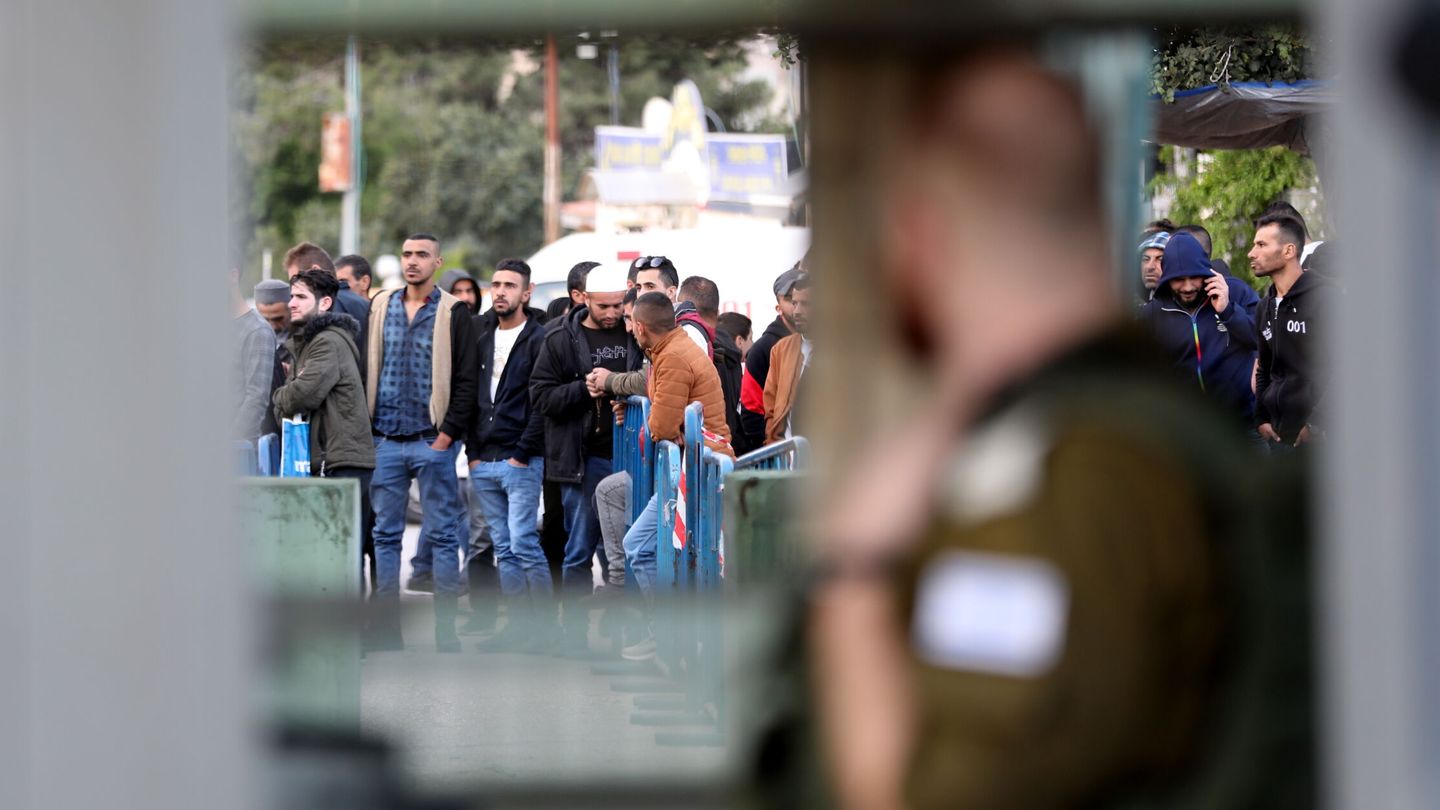 Palestinos cruzan el puesto de control de Belén hacia Jerusalén durante el Ramadán
(EFE/ABED AL HASHLAMOUN)