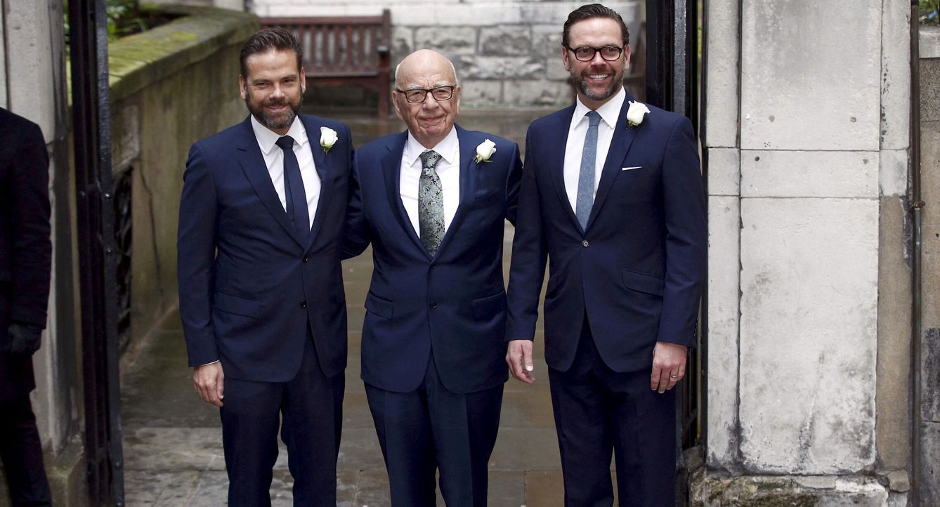 Rupert Murdoch posa con sus dos hijos, Lachlan y James. (Reuters)