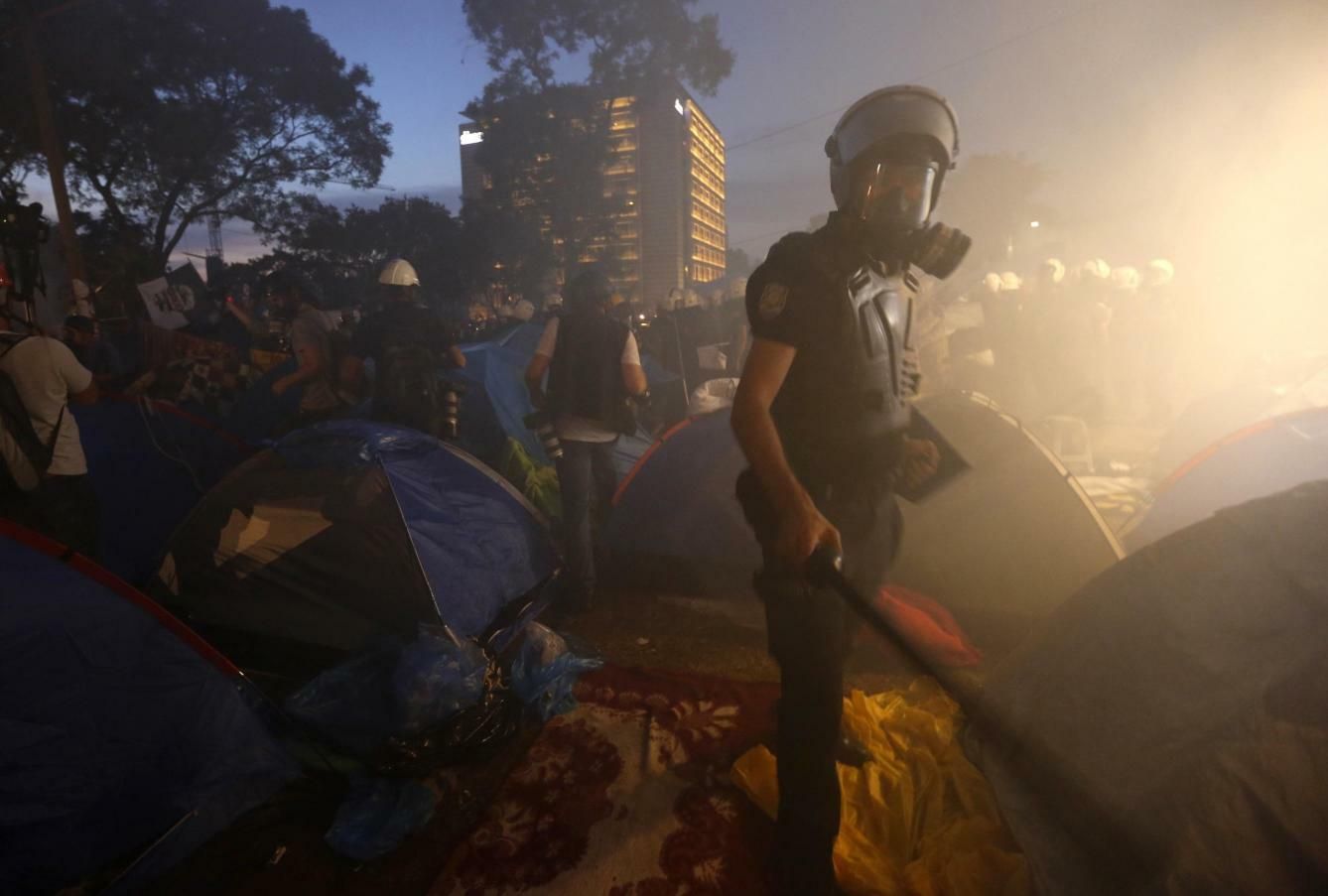 Un antidisturbios ordena a los manifestantes que abandonen el parque Gezi de Estambul, el 15 de junio de 2013. Minutos después, la policía emplearía la violencia para desalojar la acampada. (Reuters)