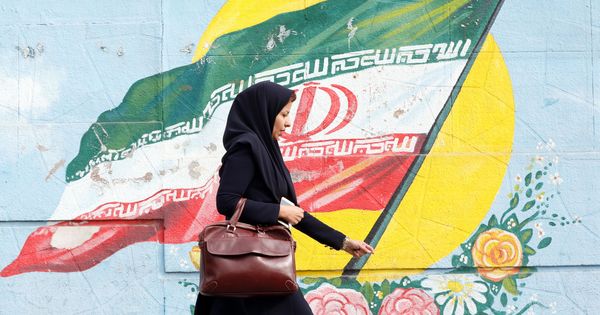 Foto: Una mujer pasea por Teherán. (Reuters)