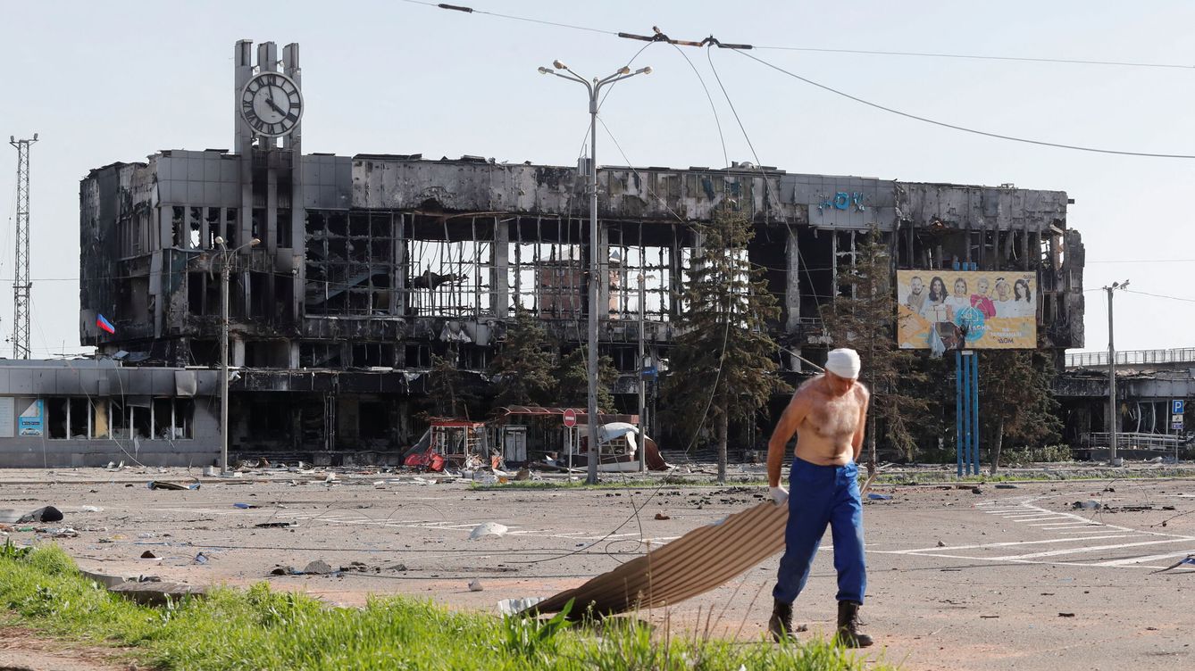 Foto: Un hombre junto a una estación de tren destruida en Mariúpol, Ucrania. (Reuters/ Alexander Ermochenko)