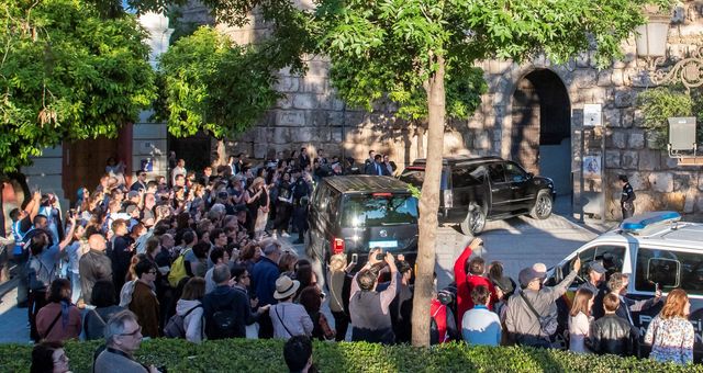 Un grupo de personas se concentra a la llegada en coche de Obama a los Reales Alcázares de Sevilla. (EFE)