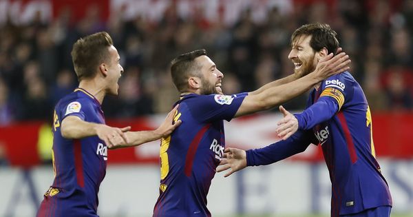 Foto: Denis Suárez y Jordi Alba celebran con Messi el 2-2 en el Sevilla-FC Barcelona. (EFE)