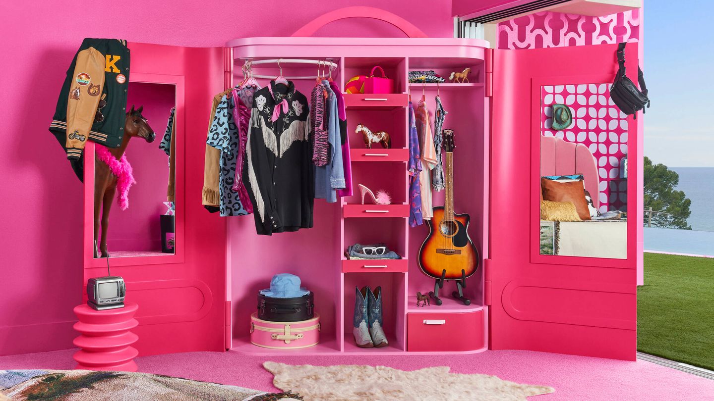 El armario de Ken lleno de ropa inspirada en los juguetes. (Airbnb/ Mattel)