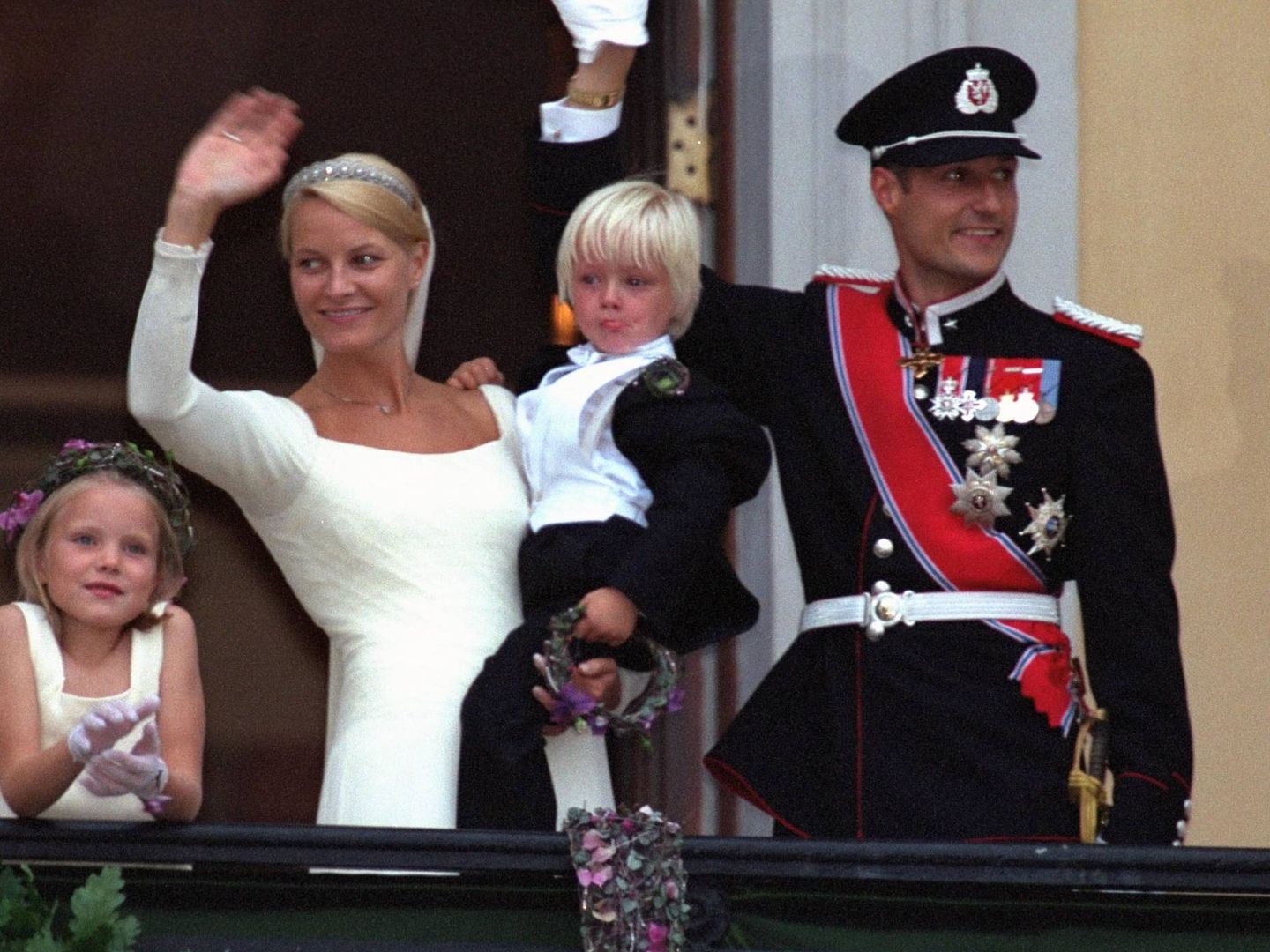 El príncipe Haakon y Mette Marit, el día de su boda, con Marius en brazos. (Getty)
