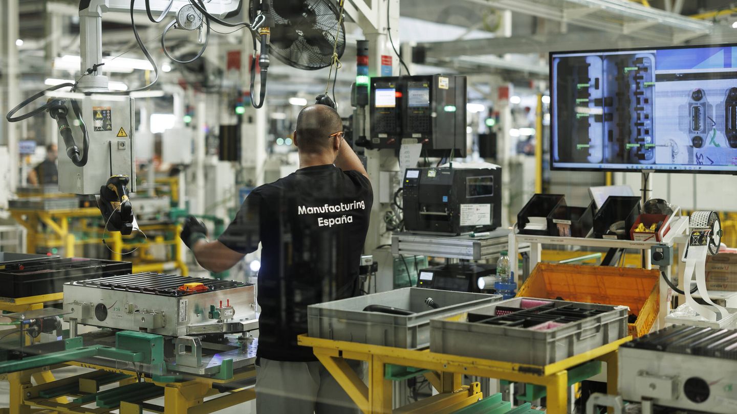 El taller de baterías de la planta tienen una producción de 300.000 anuales.
