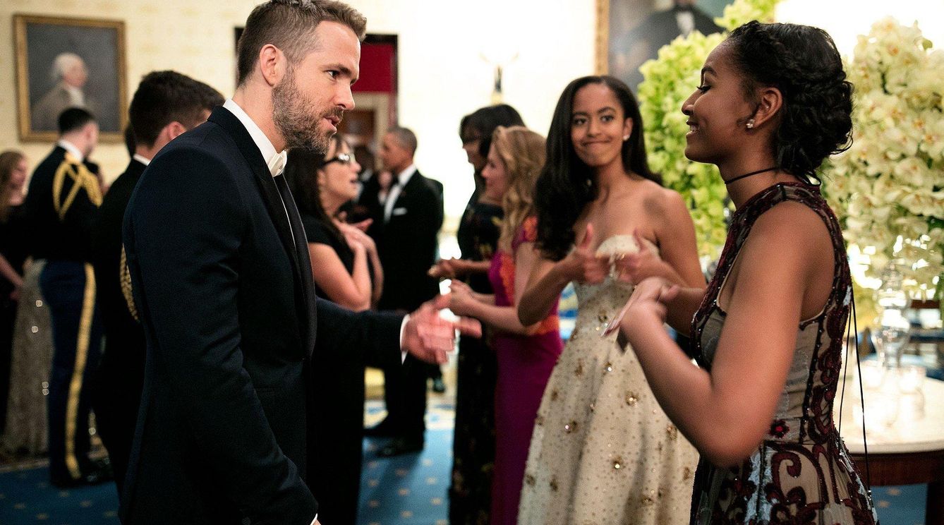 Foto: Ryan Reynolds conversa con Malia y Sasha Obama (Foto: Casa Blanca)