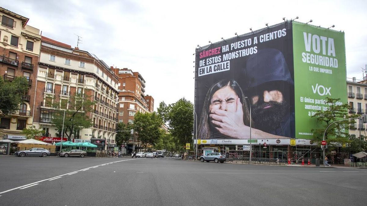 Vox cuelga nueva lona en Madrid contra el solo sí es sí: "Sánchez ha puesto a cientos de monstruos en la calle"